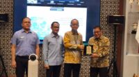 1778056629-ketua-dprd-palangka-raya-subandi-saat-menerima-plakat-kegiatan-capacity-building-skema-kpdbu-bersama-pt-pii-di-jakarta
