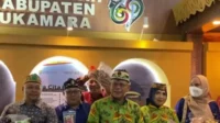 wakil-bupati-sukamara-nur-efendi-saat-berada-di-stan-kabupaten-sukamara-pada-pembukaan-kalteng-expo-2026-ist-MS4C7