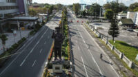 Foto udara pesepeda melintas di Jalan Tjilik Riwut saat penutupan ruas jalan pusat kota Palangkaraya, Kalimantan Tengah, Jumat (9/7/2021).