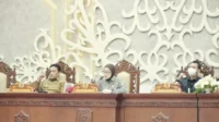 paripurna-riska-agustin-tengah-bersama-unsur-pimpinan-dprd-dan-wakil-gubernur-kalteng-edy-pratowo-pada-kegiatan-rapat-paripurna-senin-672026-foto-yushoradar-sampit-43xJE