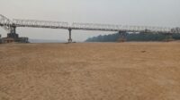 sungai-barito-mengering-bawah-jembatan-kalahien-bak-gurun-pasir-1787287335290_169