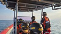 pencarian-korban-kapal-tenggelam-diterjang-gelombang-di-perairan-kumai-1789012420454_43