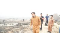bupati-lamandau-rizky-aditya-putra-mengecek-areal-konsesi-yang-terbakar-1792559291856_169