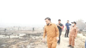 bupati-lamandau-rizky-aditya-putra-mengecek-areal-konsesi-yang-terbakar-1792559291856_169