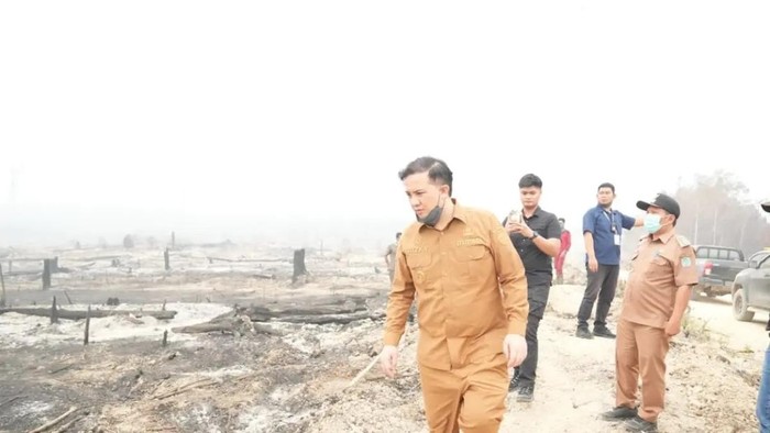 bupati-lamandau-rizky-aditya-putra-mengecek-areal-konsesi-yang-terbakar-1792559291856_169