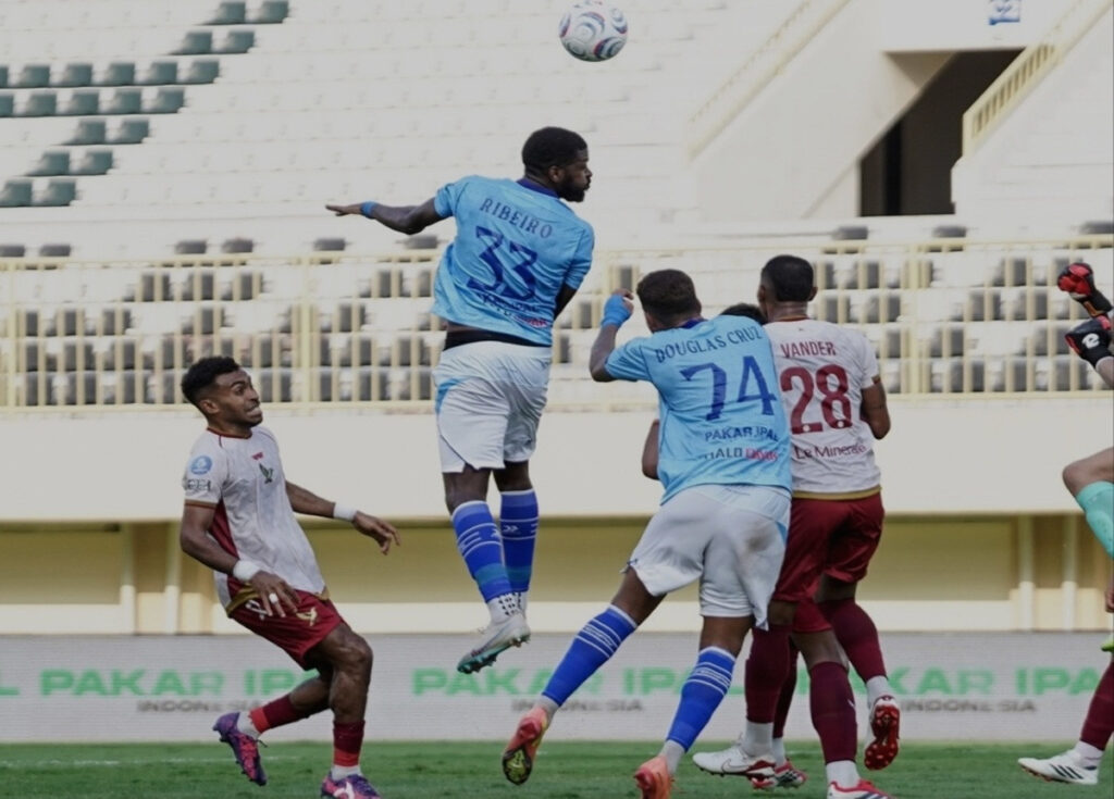 pemain-isenmulang-fc-berduel-dengan-pemain-java-united-di-st-ouvn