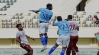 pemain-isenmulang-fc-berduel-dengan-pemain-java-united-di-st-ouvn