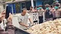 pendemo-membawa-ribuan-bangkai-ayam-di-depan-kantor-pln-palangka-raya-dok-istimewa-1793366565084_43